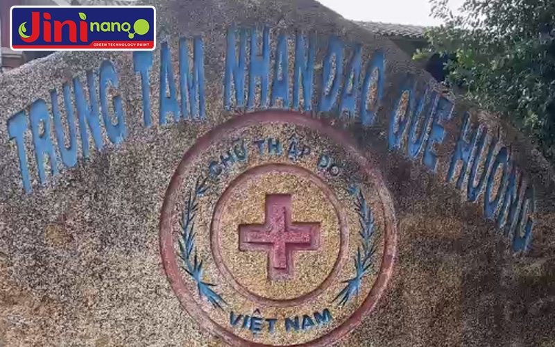 hang-son-jini-khao-sat-tai-tro-son-cho-trung-tam-nhan-dao-nuoi-day-tre-em-mo-coi-khuyet-tat-que-huong